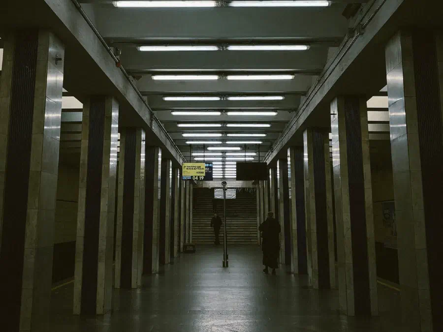 Düstere unterirdische Halle mit Säulen und Neonröhren an der Decke